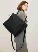 Modelwerk XL Shopper in Black Leather with MW Logo. Model Penelope Ternes.
